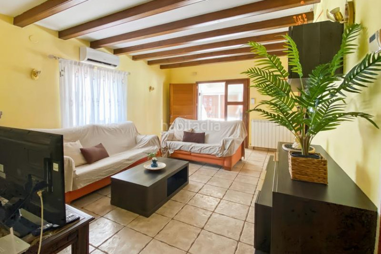 Casa  unifamiliar de una sola planta con licencia turística y garaje. la casa está situada en el centro del jardín de 585 m, cerca en Escala (L´)
