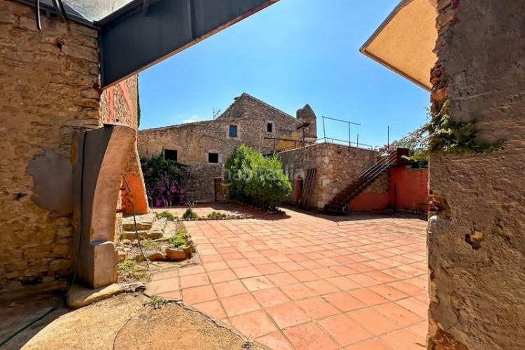 Casa masía del siglo xvi ubicada en lescala, en la costa brava, con 860 m de superficie habitable organizados en torno a un amplio pati en Escala (L´)