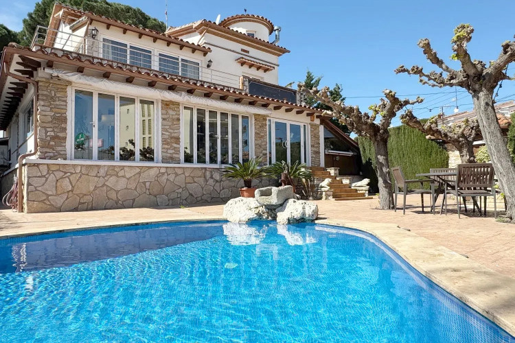 Casa independiente en calle de Figueres, 1