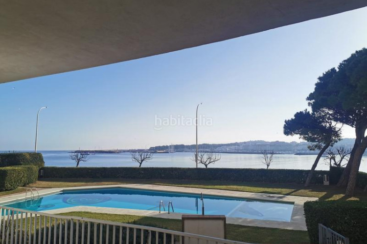 Piso en passeig mar 17 apartamento primera linia de mar con amplias terrazas y piscina comunitaria en el pueblo de l'escala en Escala (L´)