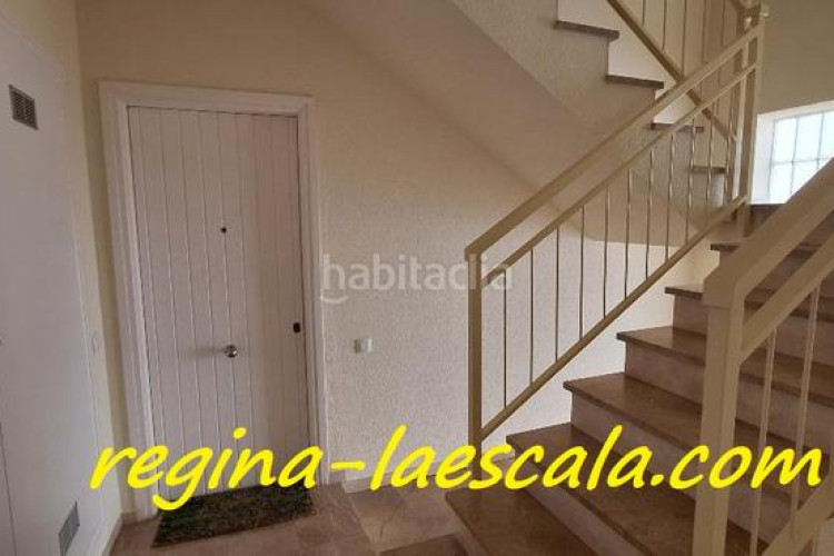 Planta baja un agradable y espacioso apartamento en un complejo residencial con piscina comunitaria y mucha zona verde. en Escala (L´)