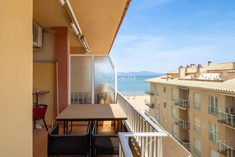Apartamento piso con vistas al mar y a pocos pasos de la playa en Escala (L´)
