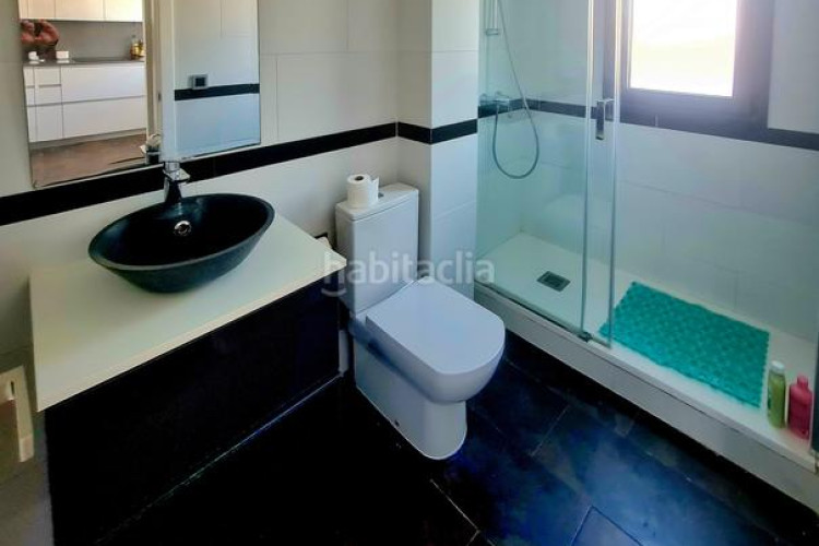 Casa adosada en carrer planasses 3 casa moderna con piscina y garaje en zona tranquila en Escala (L´)