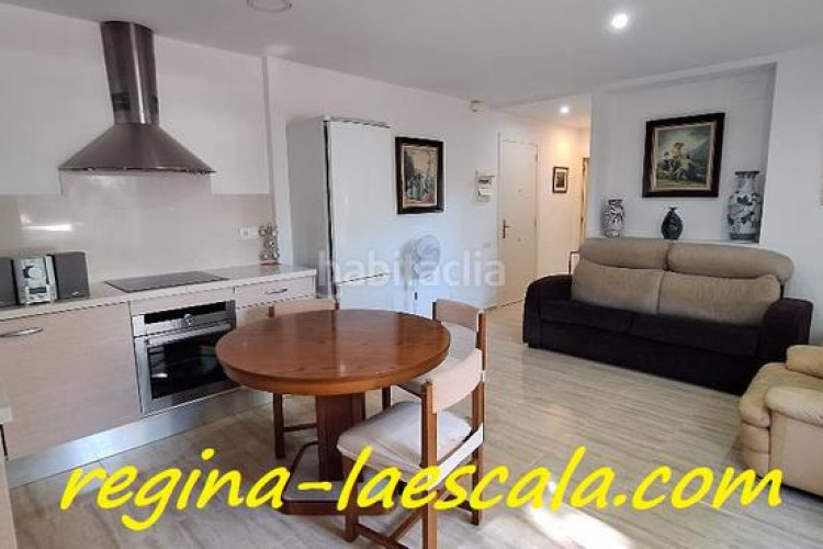 Planta baja un agradable y espacioso apartamento en un complejo residencial con piscina comunitaria y mucha zona verde. en Escala (L´)