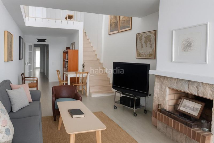 Piso dúplex exclusivo con espectaculares vistas al mar y solárium privado en Escala (L´)