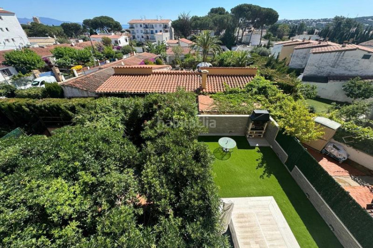 Piso para aprovechar apartamento de 38 m2 con terraza de 8 m2 vista al mar en Escala (L´)