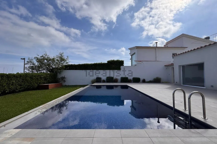 Chalet pareado en avenida Riells