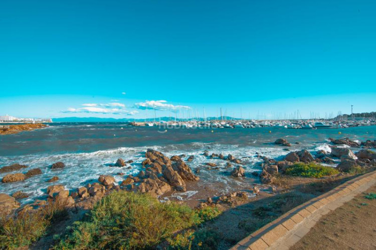Casa en carrer ramon marquet 5 de lujo frente al mar en Escala (L´)