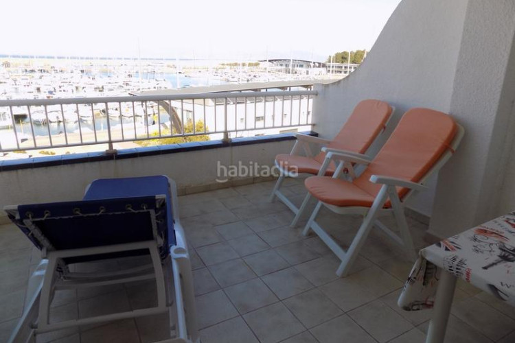 Estudio en carrer folch de cardona 4 estudio con vistas al mar, amplia terraza, piscina comunitaria y garaje privado cerrado en l'escala en Escala (L´)