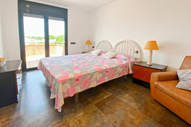 Casa  muy luminosa situada a pocos minutos a pie del mar y del centro de lescala.en la planta baja se encuentran tres dormitorios, en Escala (L´)