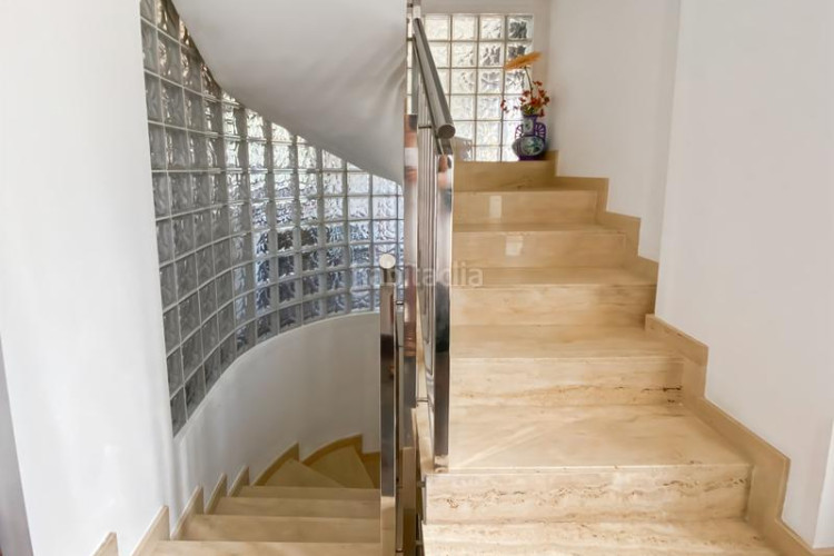 Casa  muy luminosa situada a pocos minutos a pie del mar y del centro de lescala.en la planta baja se encuentran tres dormitorios, en Escala (L´)