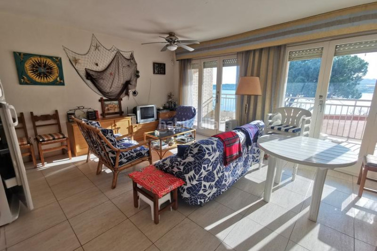 Piso en passeig mar 17 apartamento primera linia de mar con amplias terrazas y piscina comunitaria en el pueblo de l'escala en Escala (L´)