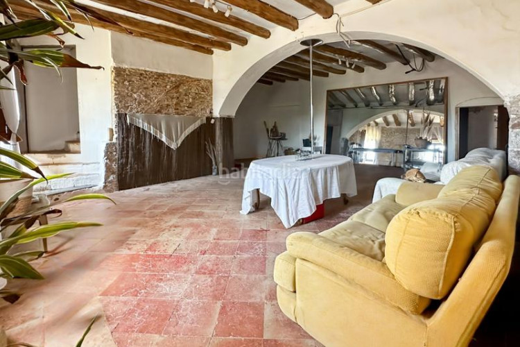 Casa masía del siglo xvi ubicada en lescala, en la costa brava, con 860 m de superficie habitable organizados en torno a un amplio pati en Escala (L´)