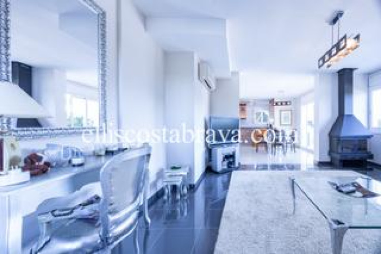 Casa fantástica propiedad con piscina privada y vistas al mar. en Escala (L´)