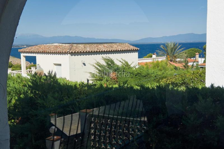 Casa  en cala Montgó con piscina, bonitas vistas y a sólo 180m del mar en Escala (L´)