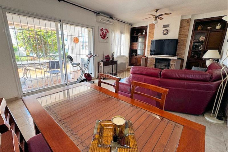 Casa villa de 180m²,con 3 dormitorios, garaje y piscina privada en Escala (L´)