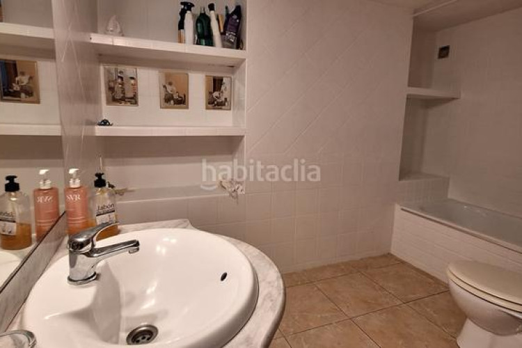 Casa pareada espaciosa casa con jardín y jacuzzi, zona cala montgó en Escala (L´)