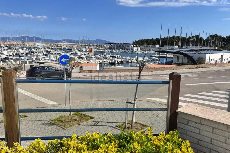 Precioso apartamento de planta baja frente el puerto de l'Escala!