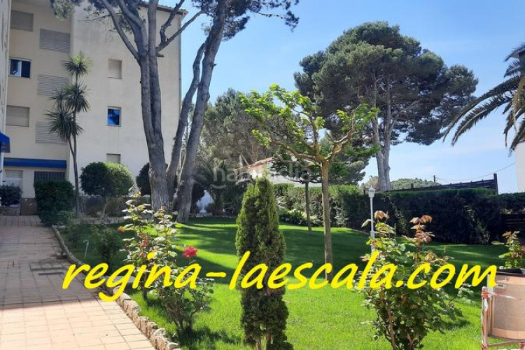 Planta baja un agradable y espacioso apartamento en un complejo residencial con piscina comunitaria y mucha zona verde. en Escala (L´)