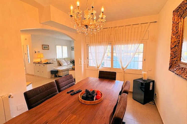Chalet villa con piscina privada, de primera calidad en Escala (L´)