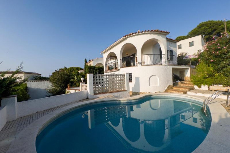 Casa  en cala Montgó con piscina, bonitas vistas y a sólo 180m del mar en Escala (L´)