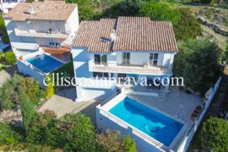 Casa fantástica propiedad con piscina privada y vistas al mar. en Escala (L´)