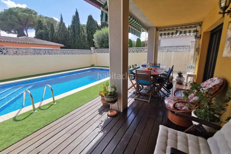 Casa en carrer cantallops 9 casa unifamiliar con piscina, garage, orientación sud en l'escala en Escala (L´)