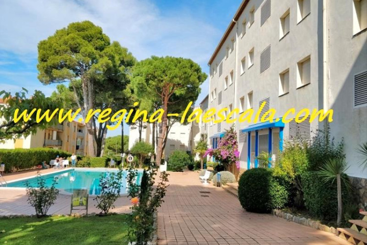 Planta baja un agradable y espacioso apartamento en un complejo residencial con piscina comunitaria y mucha zona verde. en Escala (L´)