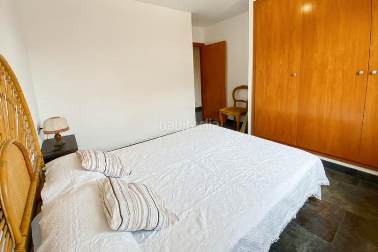 Casa  muy luminosa situada a pocos minutos a pie del mar y del centro de lescala.en la planta baja se encuentran tres dormitorios, en Escala (L´)
