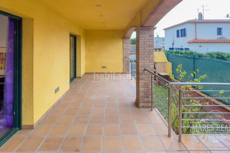 Casa gran casa de dos plantas con muebles cerca del mar en l3839escala. en Escala (L´)