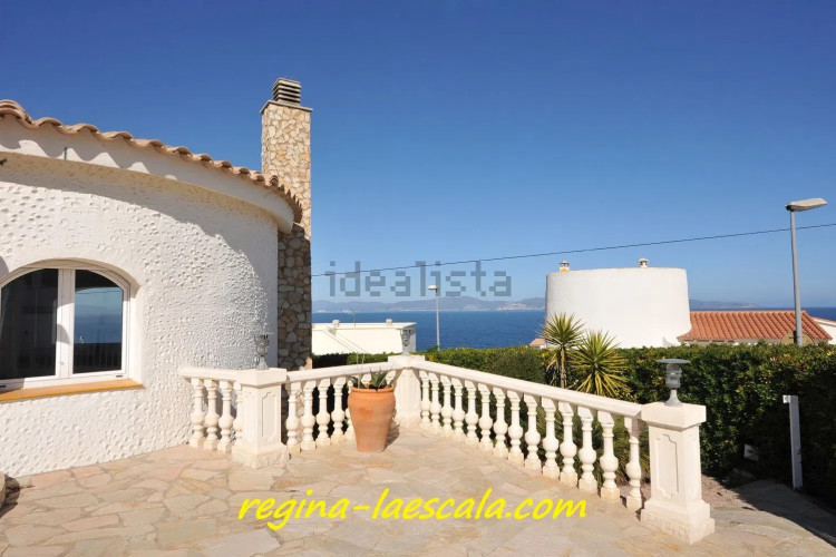 Esta impresionante casa ofrece unas vistas espectaculares al mar, brindando un entorno relajante y e
