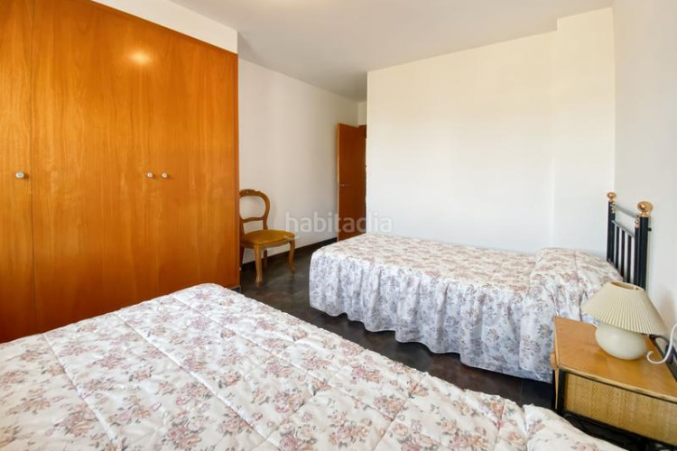 Casa  muy luminosa situada a pocos minutos a pie del mar y del centro de lescala.en la planta baja se encuentran tres dormitorios, en Escala (L´)