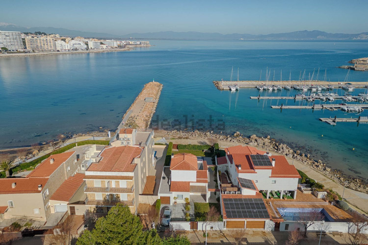 Сhalet en 1ª línea del mar con propio acceso a la playa. Totalmente reformado. Oportunidad