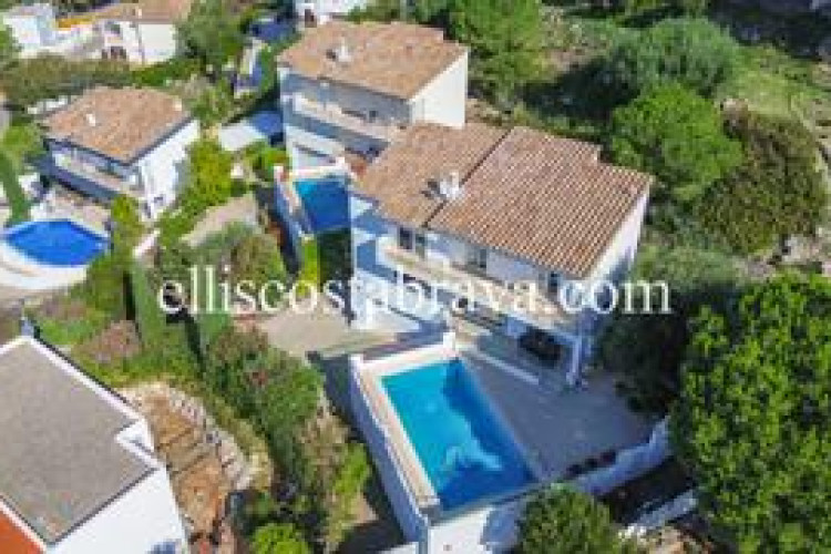 Casa fantástica propiedad con piscina privada y vistas al mar. en Escala (L´)