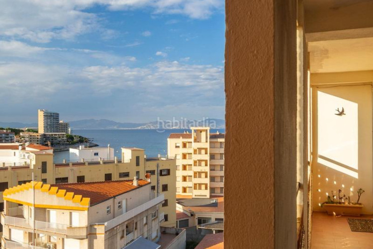 Piso apartamento con terraza vistas al mar y montaña en Escala (L´)