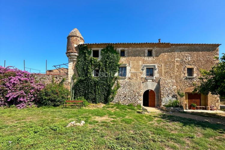 Casa masía del siglo xvi ubicada en lescala, en la costa brava, con 860 m de superficie habitable organizados en torno a un amplio pati en Escala (L´)