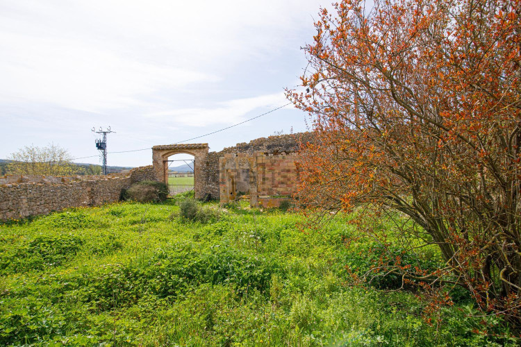 Masía en a la afueras
