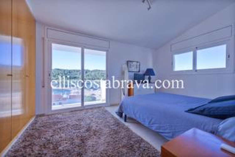 Casa fantástica propiedad con piscina privada y vistas al mar. en Escala (L´)