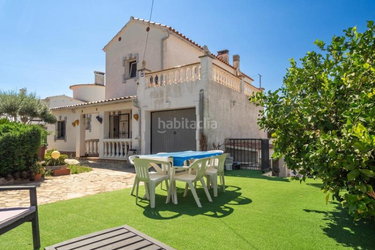 Casa  espaciosa con vistas al mar y piscina privada zona puig sec en Escala (L´)