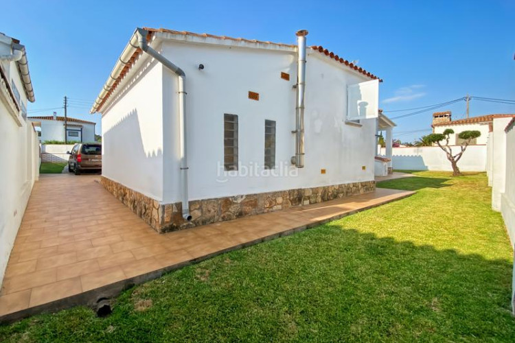 Casa  unifamiliar de una sola planta con licencia turística y garaje. la casa está situada en el centro del jardín de 585 m, cerca en Escala (L´)