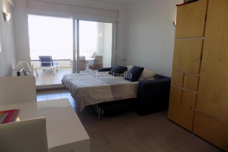 Estudio en carrer folch de cardona 4 estudio con vistas al mar, amplia terraza, piscina comunitaria y garaje privado cerrado en l'escala en Escala (L´)