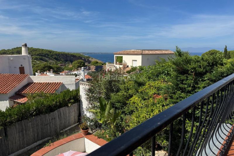 Casa  en cala Montgó con piscina, bonitas vistas y a sólo 180m del mar en Escala (L´)