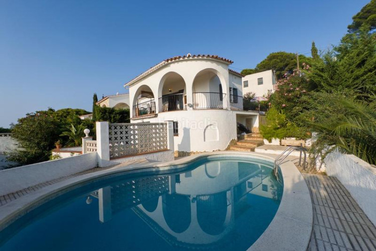 Casa  en cala Montgó con piscina y vistas, a solo 180 m del mar en Escala (L´)