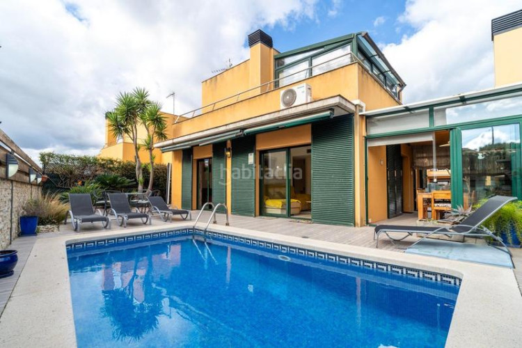 Casa  moderna situada a 250m de la playa en Riells Escala (L´)