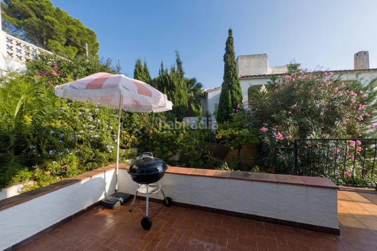 Casa  en cala Montgó con piscina, bonitas vistas y a sólo 180m del mar en Escala (L´)