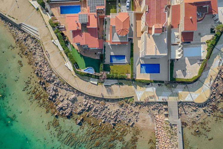 Сhalet en 1ª línea del mar con propio acceso a la playa. Totalmente reformado. Oportunidad