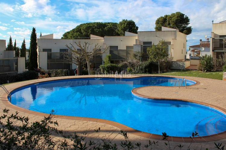 Casa adosada ?? casa contemporània amb piscina a 800 metres de la plat-ja en Escala (L´)
