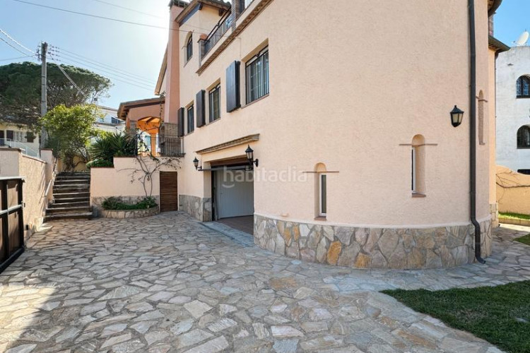 Casa en carrer muga 73 con piscina privada y vistas al mar panorámicas en Escala (L´)