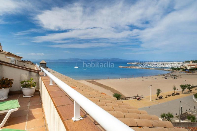 Ático exclusivo ático dúplex en primera línea de mar con vistas espectaculares en Escala (L´)