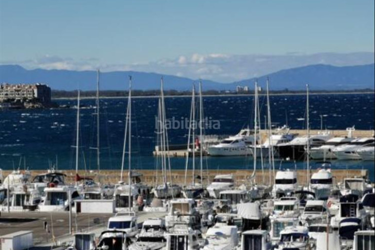 Estudio en carrer folch de cardona 4 estudio con vistas al mar, amplia terraza, piscina comunitaria y garaje privado cerrado en l'escala en Escala (L´)